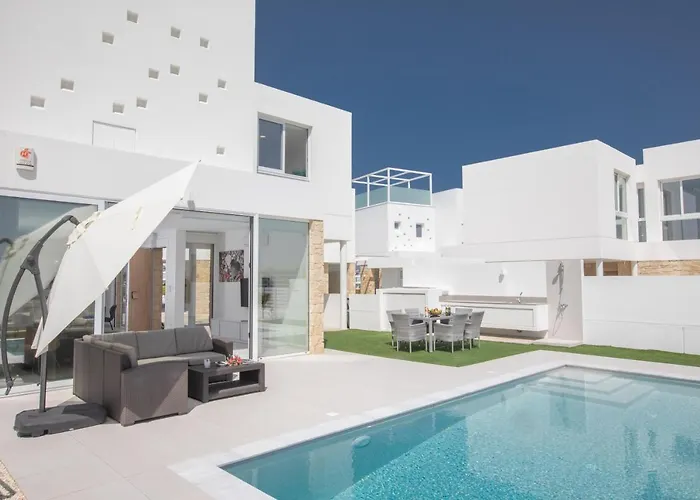 Walk To Center & Beach- Your Dream Escape, Blue Island Villa *