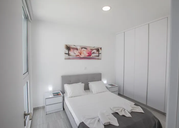 Walk To Center & Beach- Your Dream Escape, Blue Island Villa *