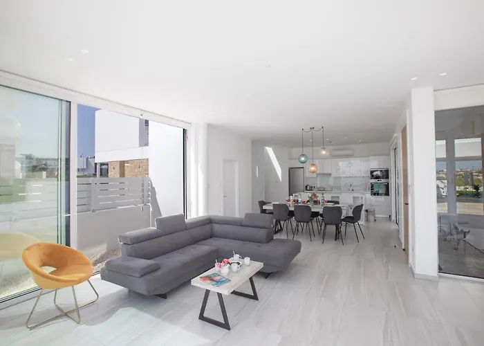 Walk To Center & Beach- Your Dream Escape, Blue Island Villa