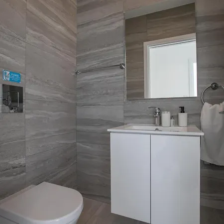 Вилла Walk To Center & Beach- Your Dream Escape, Blue Island Протарас