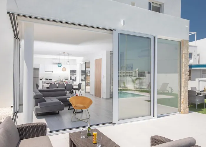 Willa Walk To Center & Beach- Your Dream Escape, Blue Island