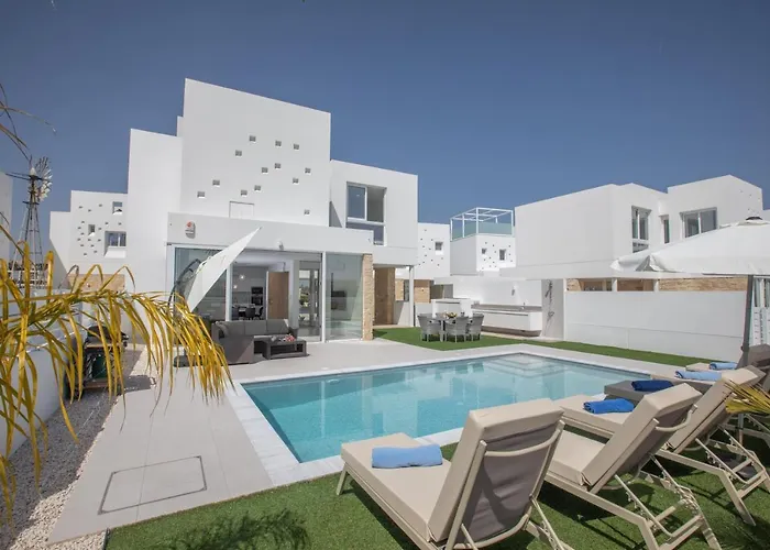 Willa Walk To Center & Beach- Your Dream Escape, Blue Island *