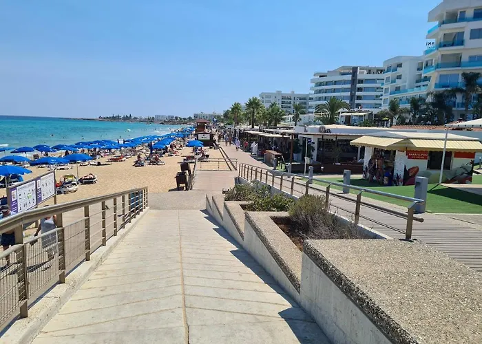 Walk To Center & Beach- Your Dream Escape, Blue Island Willa