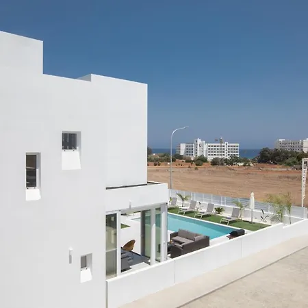 Walk To Center & Beach- Your Dream Escape, Blue Island Villa *