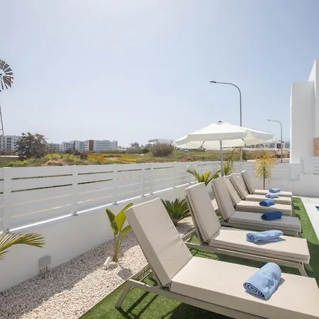 Villa Walk To Center & Beach- Your Dream Escape, Blue Island