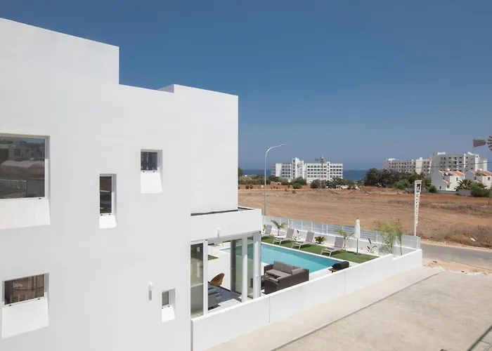 Walk To Center & Beach- Your Dream Escape, Blue Island Villa *