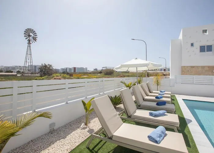 Villa Walk To Center & Beach- Your Dream Escape, Blue Island