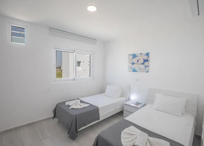 Villa Walk To Center & Beach- Your Dream Escape, Blue Island